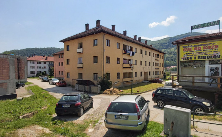 Iz čista mira: Prišao komšiji s leđa i pokušao ga ubiti udarcima sjekirom