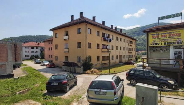 Iz čista mira: Prišao komšiji s leđa i pokušao ga ubiti udarcima sjekirom