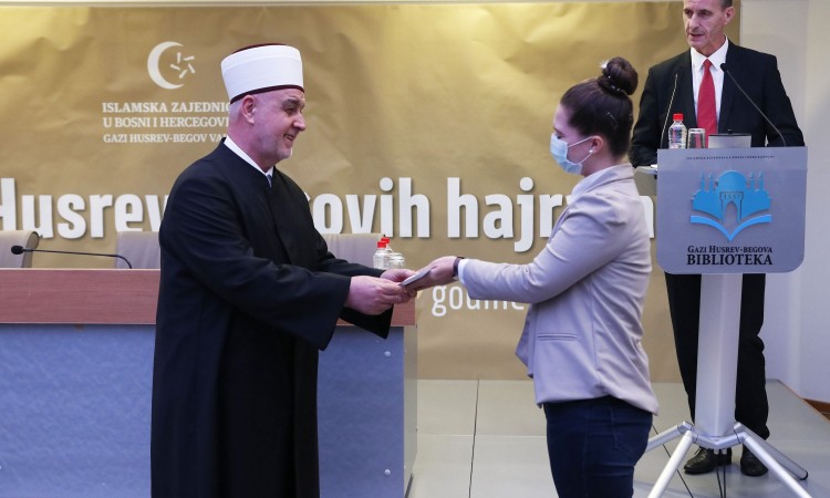Iz Fonda Gazi Husrev-beg uručeno 270 stipendija u vrijednosti 135.000 eura