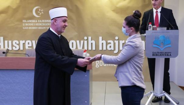 Iz Fonda Gazi Husrev-beg uručeno 270 stipendija u vrijednosti 135.000 eura