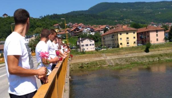 Iz Goražda Drinom zaplovile ruže za žrtve Srebrenice