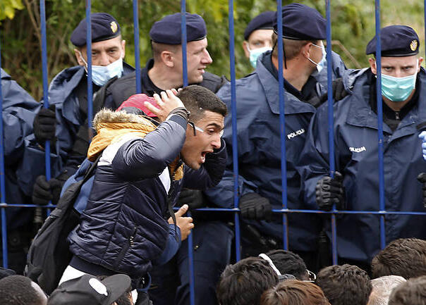 Iz grupe migranata pucano na specijalce na granici RH sa BiH