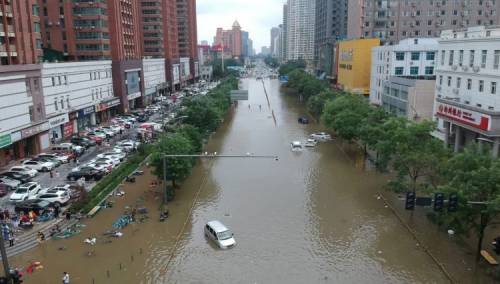 Iz poplavljenih područja Kine evakuirane hiljade ljudi, opasnost od tajfuna