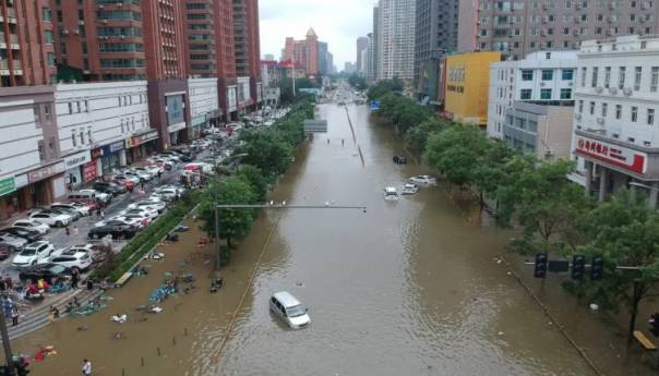 Iz poplavljenih područja Kine evakuirane hiljade ljudi, opasnost od tajfuna