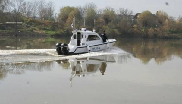 Iz Save spašeno 10 migranata: Probušio im se čamac, ostali u ledenoj vodi