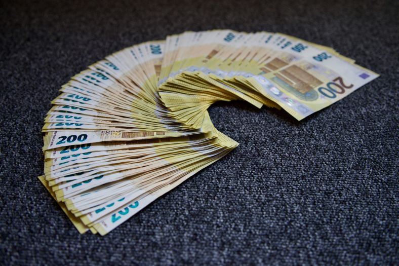 Iz torbice na plaži u Budvi ukradeno 13 hiljada eura