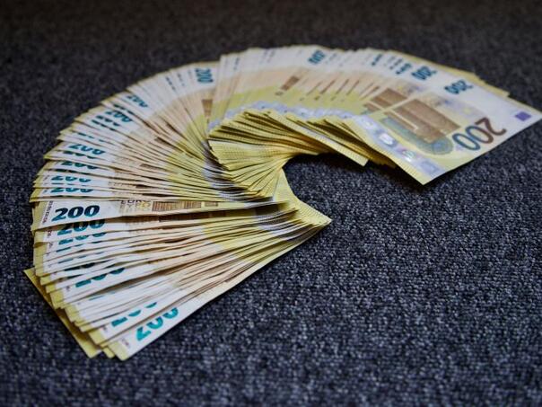 Iz torbice na plaži u Budvi ukradeno 13 hiljada eura