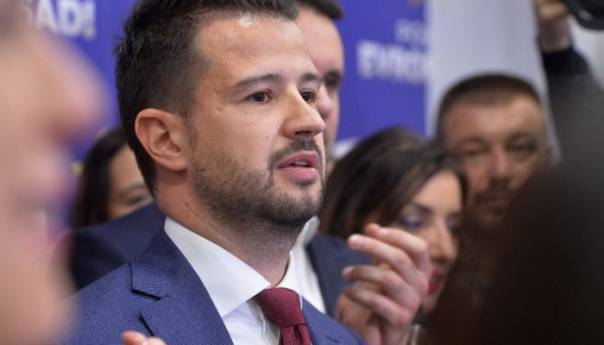 'Iza Milatovića stoje ekstremisti poput Šešelja i Rakovića'