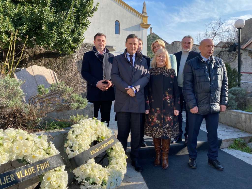 Izaslanstvo Vlade F BiH povodom Hanuke posjetilo nekadašnju sinagogu u Mostaru