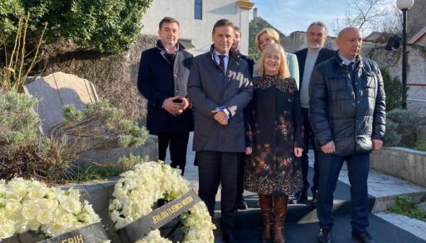 Izaslanstvo Vlade F BiH povodom Hanuke posjetilo nekadašnju sinagogu u Mostaru