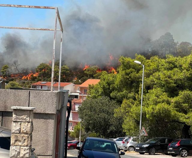 Novi požar na hrvatskoj obali: Sve bliže kućama, čuju se eksplozije