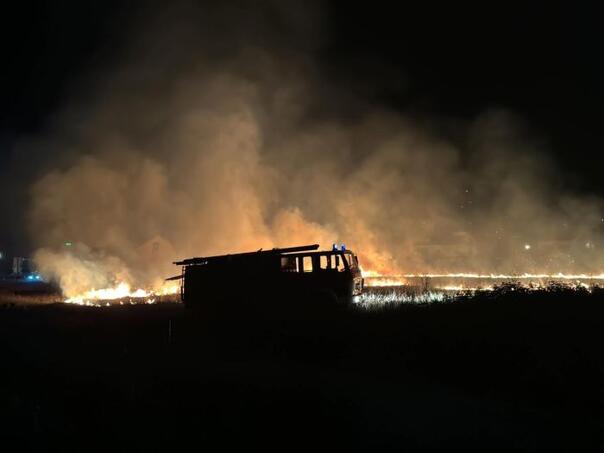 Izbio ogroman požar u Bugojnu kod stadiona, vatrogasci na terenu