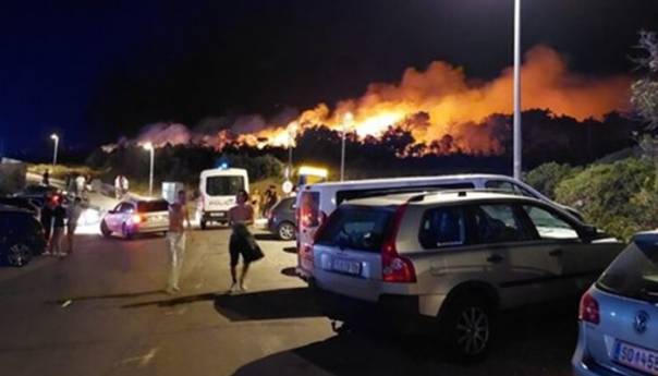 Izbio požar kod Zrća, u gašenju pomaže i kanader