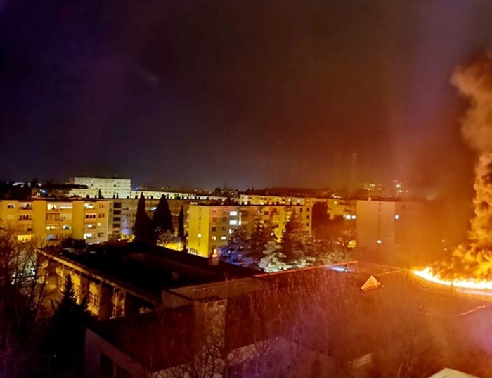 Izbio požar na krovu osnovne škole u Puli
