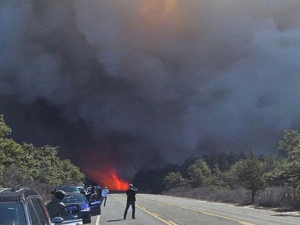 Izbio veliki požar kod New Yorka, proglašeno vanredno stanje