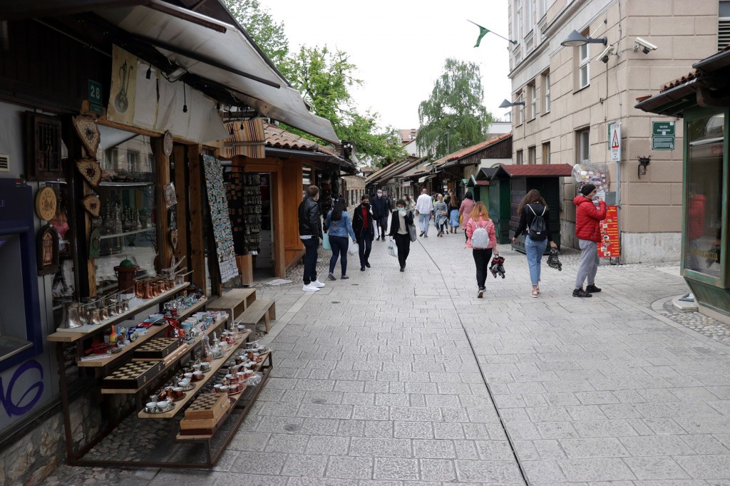 Izbjegavajte okupljanja, rukovanja, grljenja, ljubljenja ...