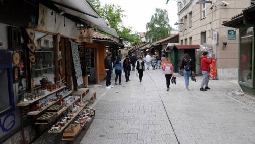 Izbjegavajte okupljanja, rukovanja, grljenja, ljubljenja ...