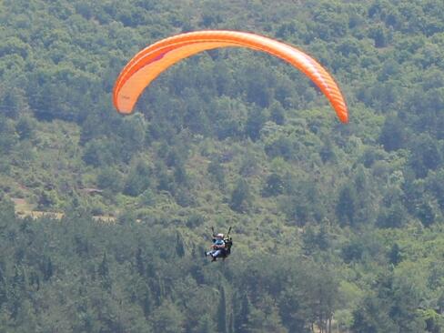 Izbjegnuta tragedija u Ohridu: Paraglajder udario u stub rasvjete
