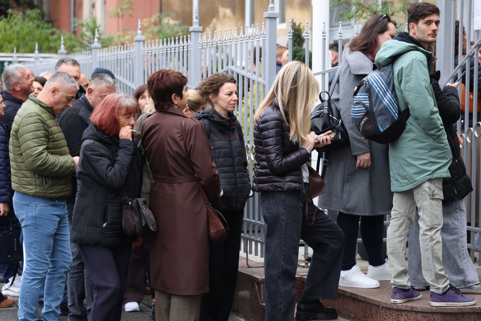 Izbori u Srbiji: Red i ispred Ambasade u Sarajevu