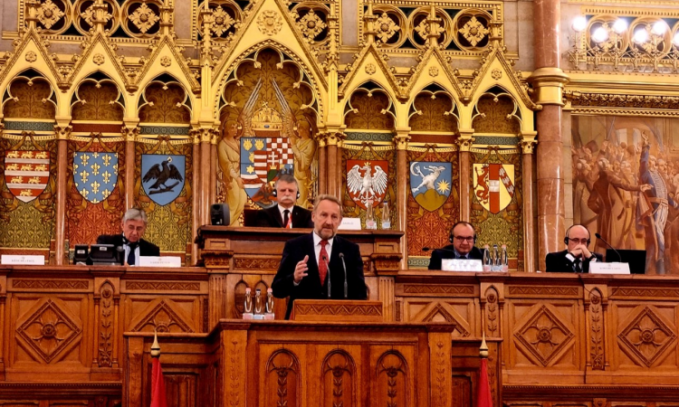 Izetbegović: Blokade uzrokovali političari iz RS, jer ne mogu negirati genocid