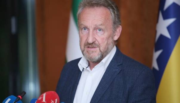 Izetbegović: Božić ujedinjuje ljude oko univerzalnih vrijednosti