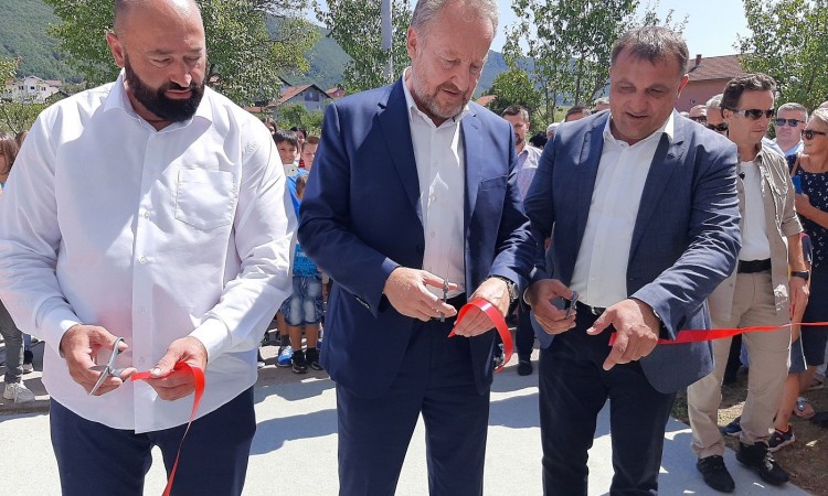 Izetbegović i Dedić otvorili novu sportsku dvoranu u Bihaću