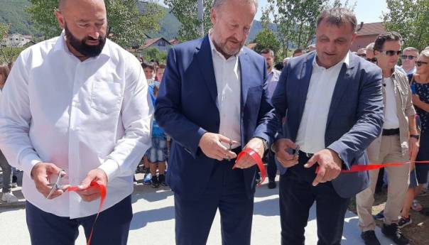Izetbegović i Dedić otvorili novu sportsku dvoranu u Bihaću