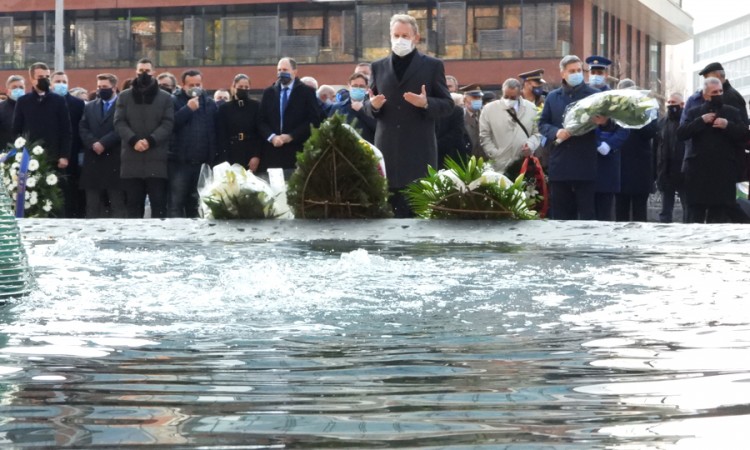 Izetbegović i Zvizdić polaganjem cvijeća obilježili Dan državnosti BiH
