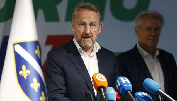 Izetbegović: Mislim da će Schmidt smijeniti Dodika