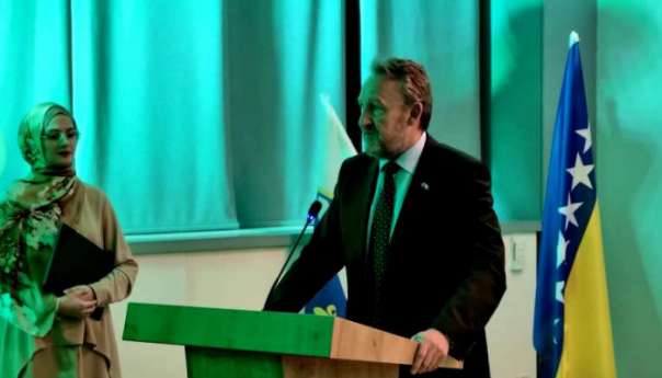 Izetbegović mladima: Nemojte da budete pasivni, vi ćete braniti BiH