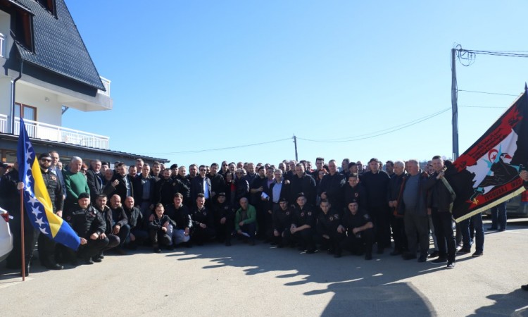 Izetbegović na skupštini 'Crnih labudova' u Olovu