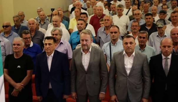 Izetbegović: Nećemo poviti kičmu na prijetnje i pritiske