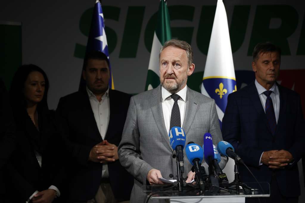 Izetbegović: Nema povlačenja pred balvan politikom Dodika