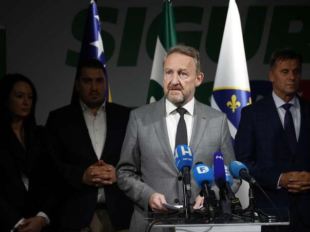 Izetbegović: Nema povlačenja pred balvan politikom Dodika