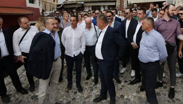 Izetbegović prošetao Mostarom, 'Sinovi Mahale' mu uručili zahvalnicu