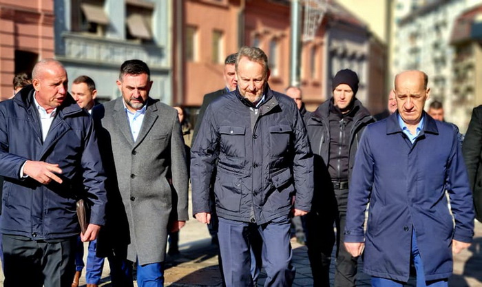 Izetbegović prošetao Zvornikom i klanjao džumu u Riječkoj džamiji
