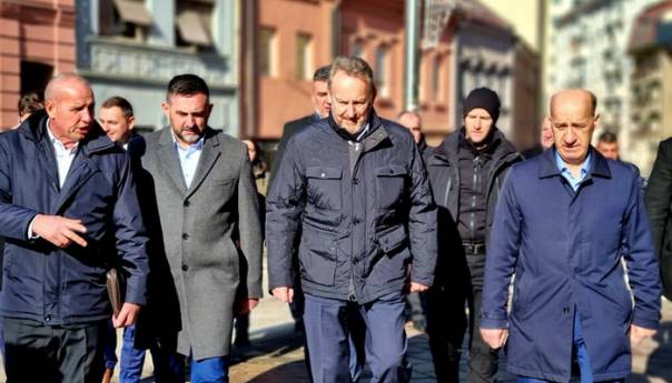 Izetbegović prošetao Zvornikom i klanjao džumu u Riječkoj džamiji