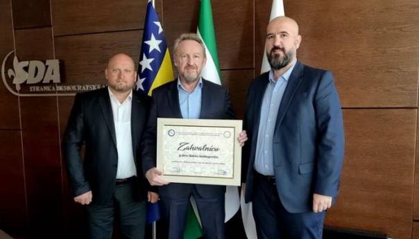 Izetbegović s predstavnicima RVI i porodica šehida i poginulih boraca