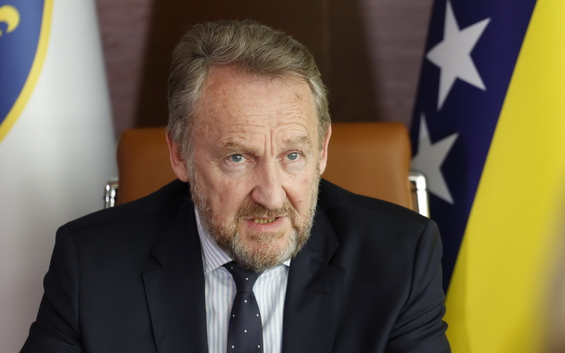 Izetbegović: Stranci mirno posmatraju Dodika dok odlikuje Putina