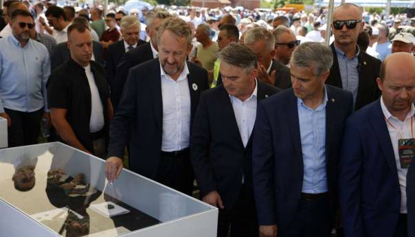 Izetbegović u Kamičanima: Genocid je užasno lice pokazao upravo ovdje