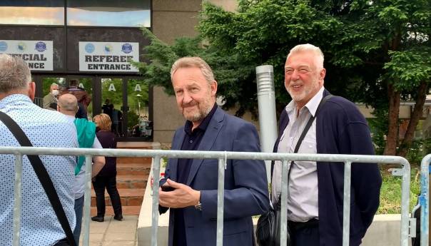 Izetbegović u redu sa građanima na vakcinaciji u Zetri