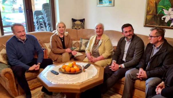 Izetbegović u Srebrenici s predstavnicima Pokreta 'Majke enklave Srebrenica i Žepa'