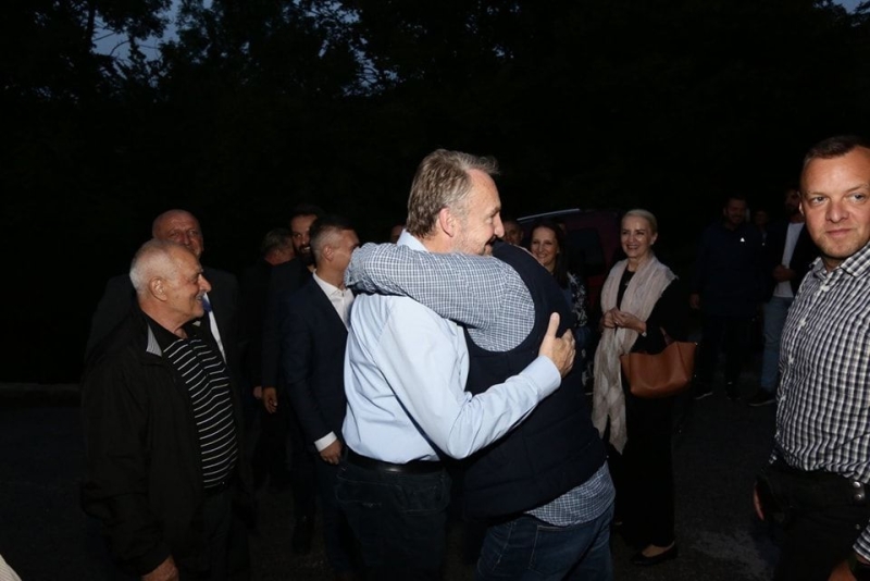 Izetbegović u Starom Gradu: Sve više građana, među njima i onih koji su podržavali druge, okreće se