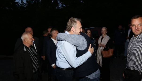 Izetbegović u Starom Gradu: Sve više građana, među njima i onih koji su podržavali druge, okreće se