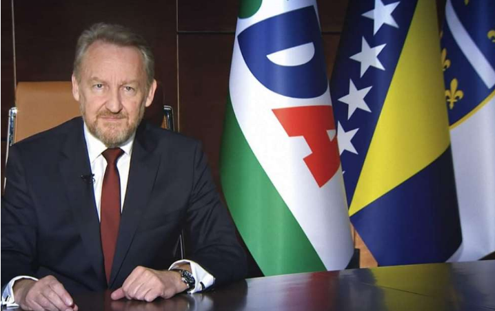 Izetbegović uputio čestitku povodom Božića: Neka radost Božića ispuni vaša srca