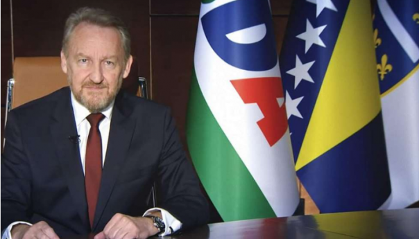 Izetbegović uputio čestitku povodom Božića: Neka radost Božića ispuni vaša srca