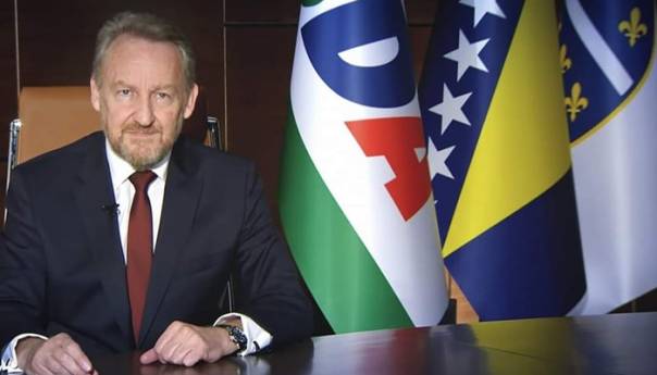 Izetbegović uputio čestitku za Novu godinu i poruku građanima