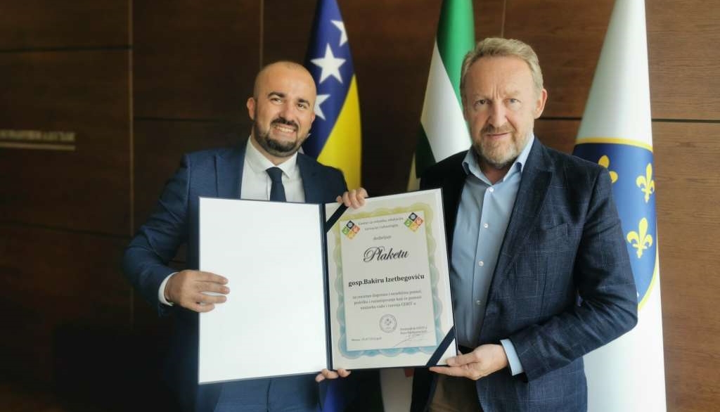 Izetbegoviću plaketa za podršku šampionskom timu mladih robotičara