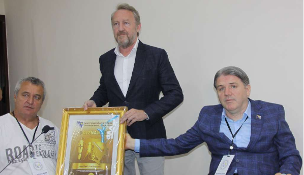 Izetbegoviću u Zenici uručena zahvalnica Saveza ratnih vojnih invalida paraplegičara FBiH