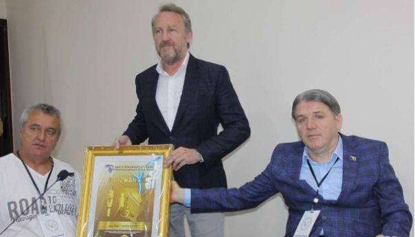 Izetbegoviću u Zenici uručena zahvalnica Saveza ratnih vojnih invalida paraplegičara FBiH